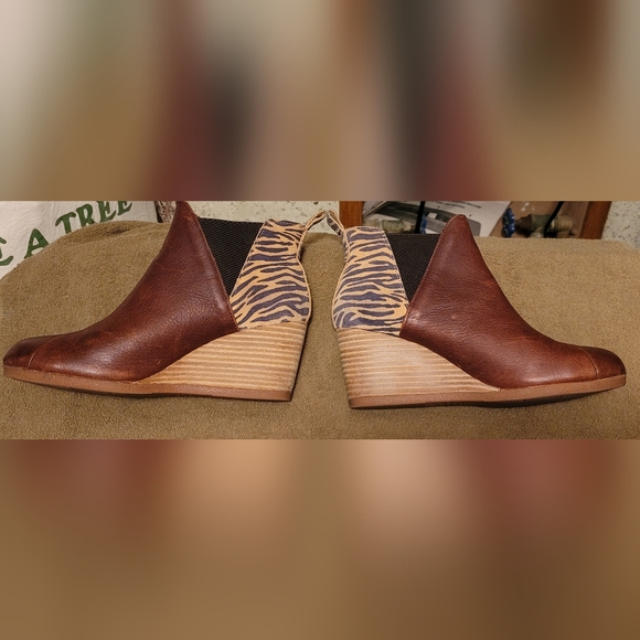 TOMS Kelsey Wedge Bootie SZ 7 Brown/Zebra Stripe Leather Round‎ Toe Pull On - Picture 10 of 11